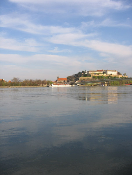 Pogled na Petrovaradinsku tvrdjavu, Novi Sad, april 2006 A.jpg